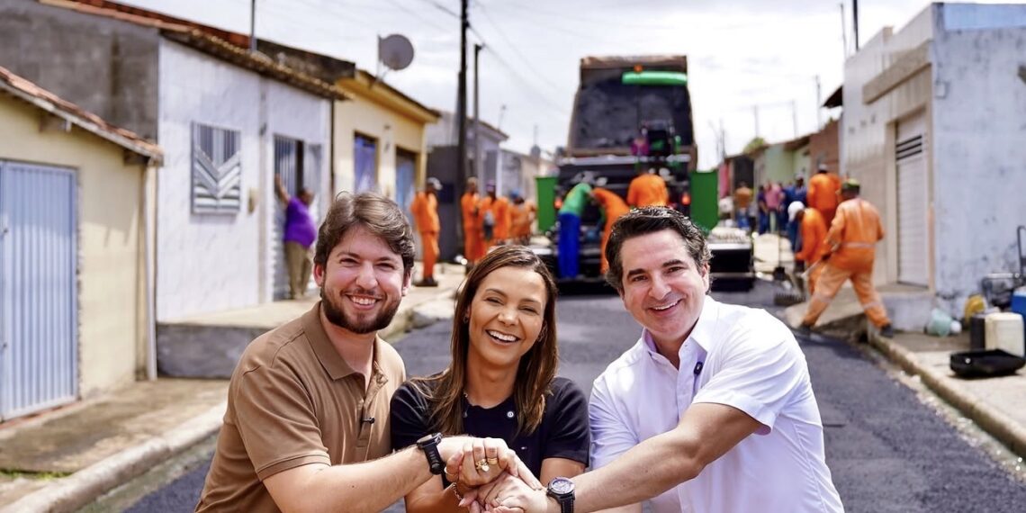 Gustinho Ribeiro garante recursos e pavimentação avança em diferentes áreas de Umbaúba